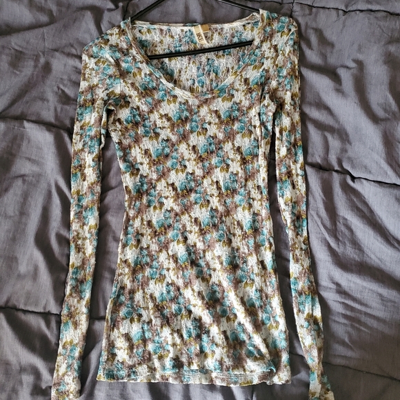 BKE Tops - BKE pretty lace long sleeve floral top size s/m